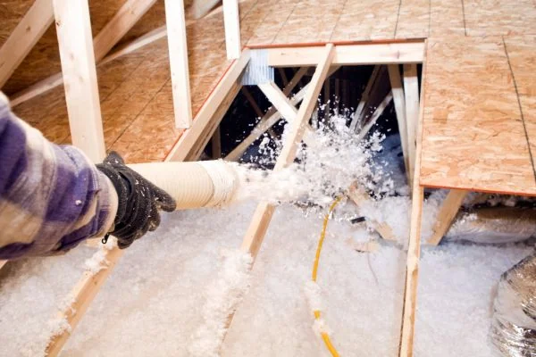 Pose d'isolant soufllé sous plancher