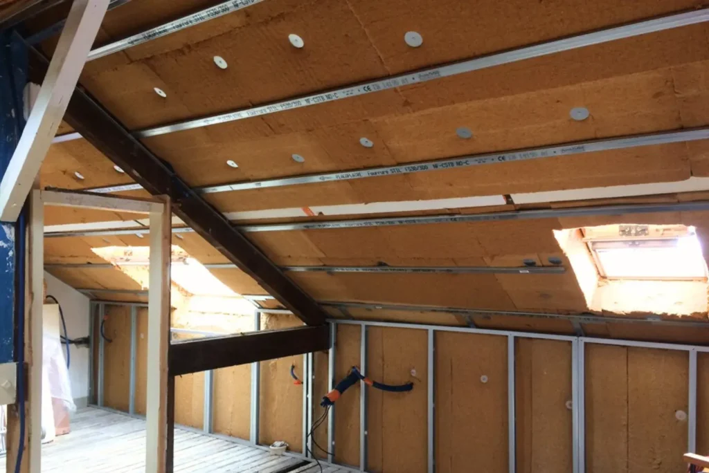 Isolation toiture par l'intérieur avec panneaux de fibre de bois sous rampant.